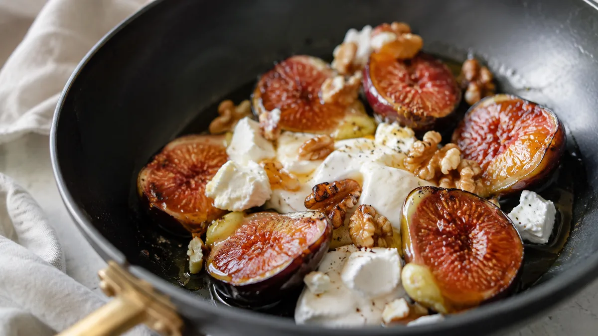 Figues fraîches caramélisées à la poêle avec yaourt et noix