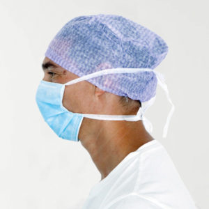 masque chirurgical à lanières porté par un homme de profil