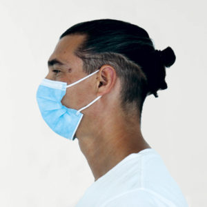 Masque chirurgical KLAP ONE type 2r porté par un homme de profil