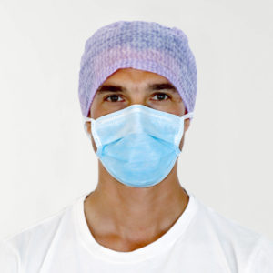 masque chirurgical à lanières porté par un homme de face